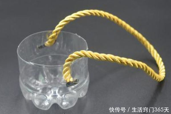 塑料瓶上穿一根绳子，放在卫生间有意想不到的妙用，早知早受益