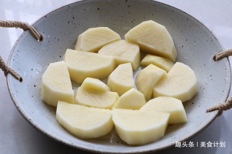 懒人吃法|天热排骨别再炖了，教你懒人吃法，不加油不加水，出锅瞬间就吃光