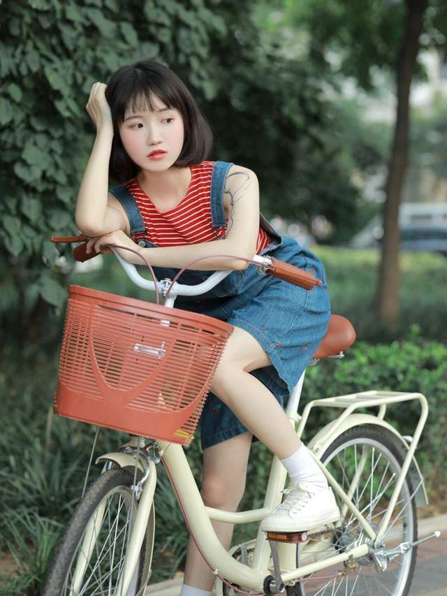 上衣|早秋穿这些就够了!牛仔背带裙+红色条纹上衣,实用又百搭