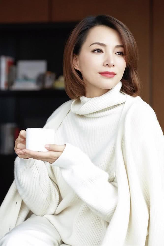 倪萍上台主持节目，展开手中台本一看，居然是四张白纸