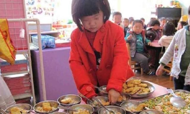 小强|4岁男孩在幼儿园总喊“饿”,老师察觉问题,跟回家一看呆住了