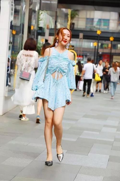 套裙|小姐姐扎着一个气质的马尾,身穿套裙,显得青春又靓丽