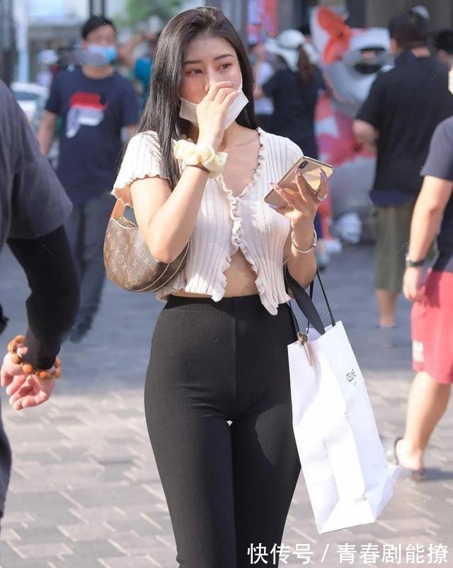 连衣裙 “御姐范”的打底裤美女,风格可简单休闲,白里透白!