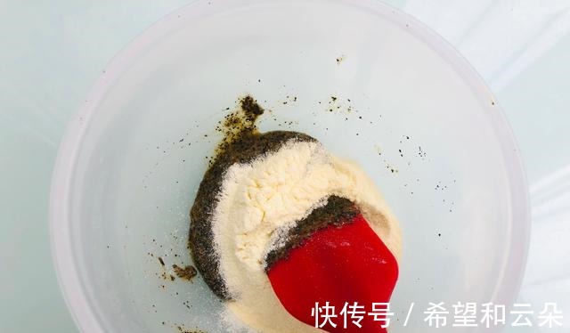 鸡蛋黄|香浓可口的黑芝麻饼干，制作简单，美味又健康！