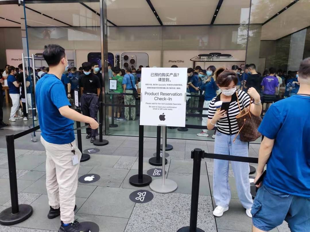 收购|iPhone 13系列发售首日：成都直营店卖断货，“黄牛”最高加价千元收购