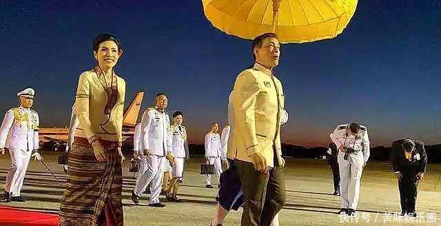 诗妮娜能屈能伸,今陪玛哈共出行,此时地位太不易