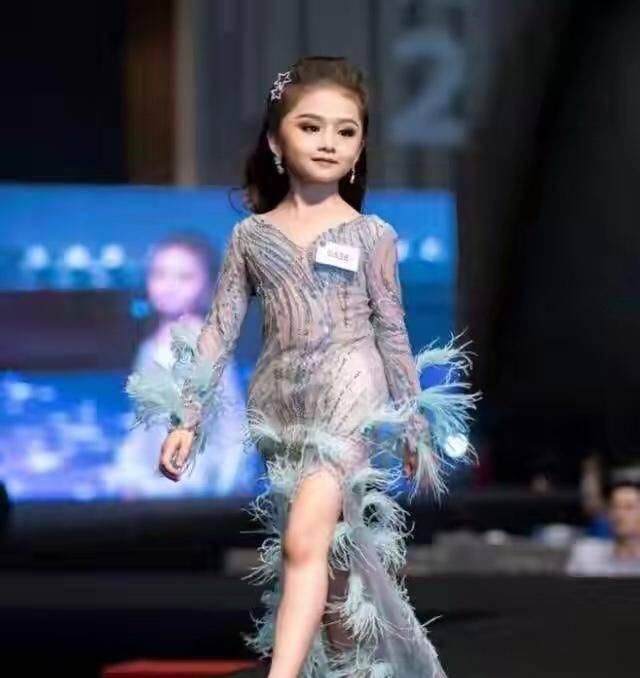 泰国6岁选美冠军,台风不输估计超模,T台造型身姿优美好圈粉