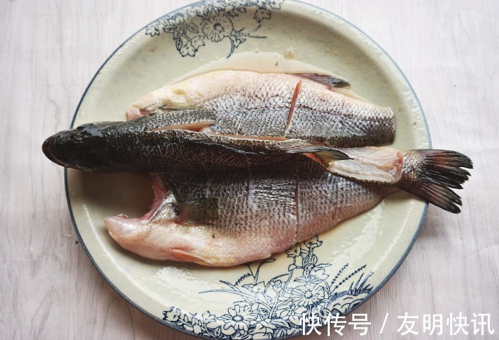 正确做法|做清蒸鲈鱼,蒸前抹盐抹生抽都不对!教您正确做法,鱼肉鲜香嫩滑