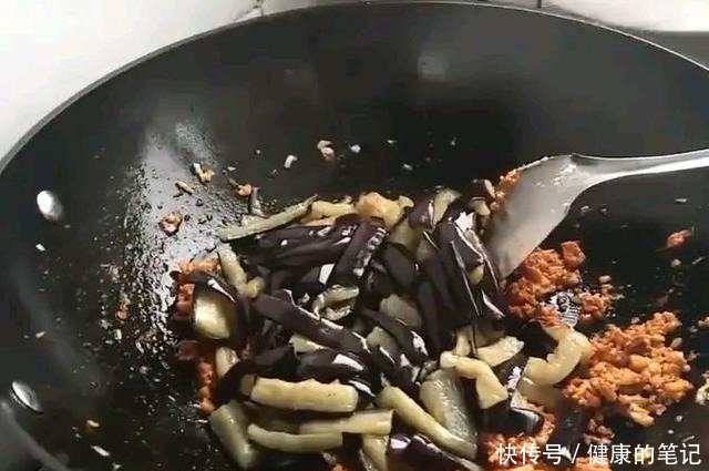 拿肉都不换的鱼香茄子做法，制作简单明了，看着就很香！