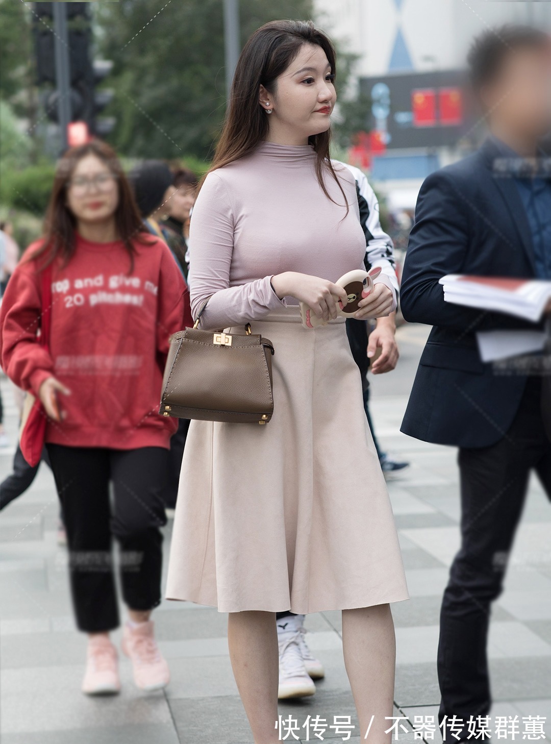 淡紫色的高领长袖配上深杏色的半身裙，优雅时尚又美丽清新