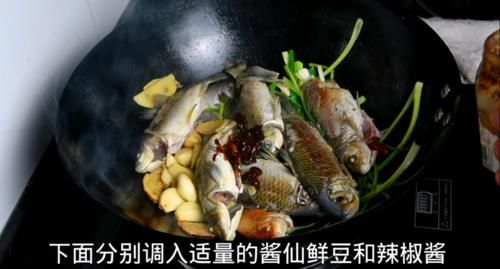  鲜辣|大厨将野生小鲫鱼加上野生小河虾一起这样烧，鲜辣开胃特下饭！