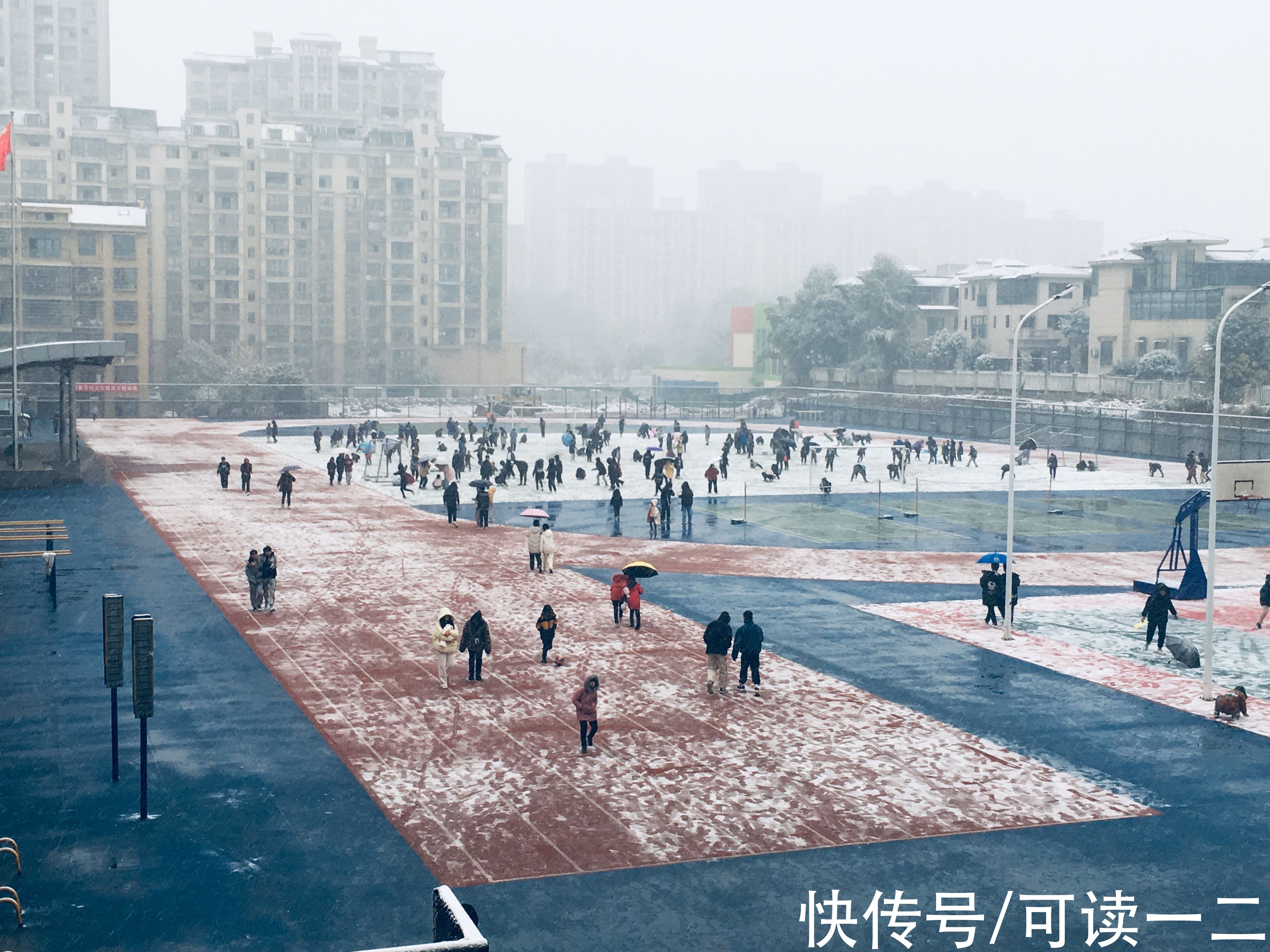 校园$七律：校园冬雪入画图