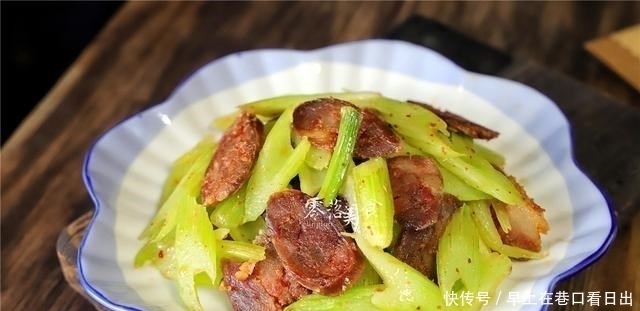 西芹别直接炒,下锅之前多做一步,口感细嫩幼滑,不输大饭店!