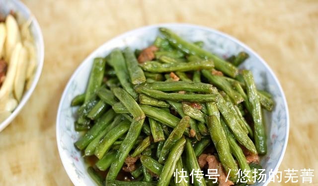 弟弟第一次带女友回家,妈妈做了一桌好菜招待,网友是个好婆婆!