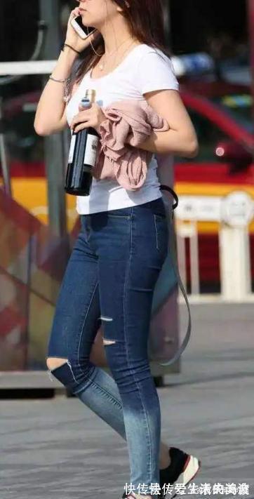 人字拖 “紧致”牛仔裤,展现完美的腿型,清新优雅的夏日精神