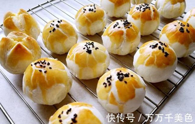 “蛋黄酥”还在买吗？教你这样做，个个酥到掉渣，香气真馋人！
