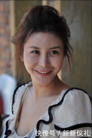 骑自行车|“宁愿坐在宝马里哭”的女孩,十年过去了,现在的她后悔了吗