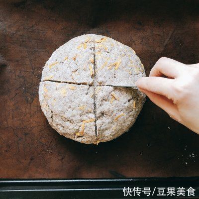 苏打面包|「又快又丑又好吃」黑胡椒车达芝士爱尔兰苏打面包