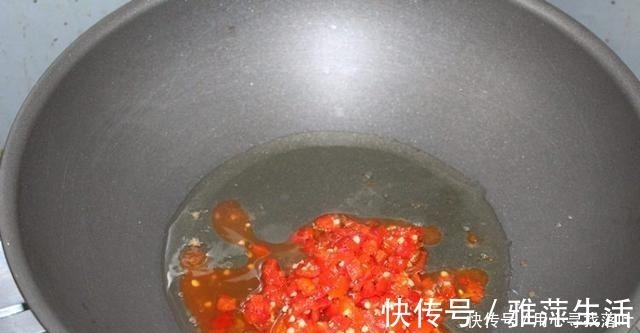 剁椒汁|茄子这样做，能吃三碗饭，比饭店做的还好吃，色香味俱全！