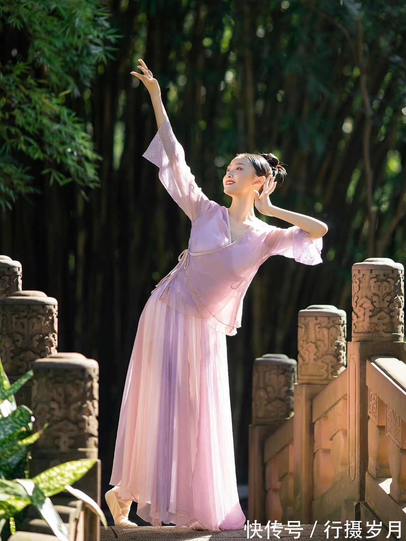 红尘$于盎然的春意里,舞尽浅吟低唱的红尘