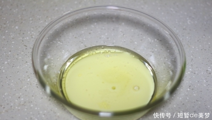 炎热的夏天,来一份酸酸甜甜的百香果慕斯,解暑又开胃!