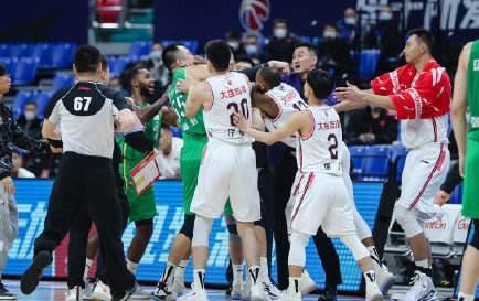 罚单|真相大白,CBA官宣追加罚单,还威姆斯公道,戳穿韩德君打人谎言