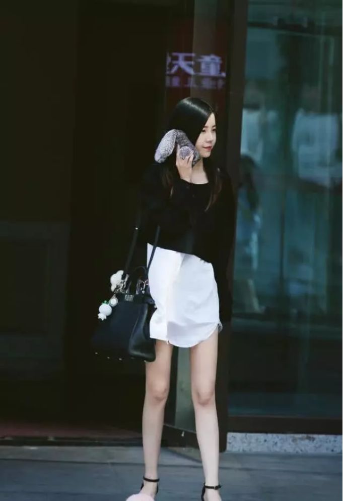 气息|身穿黑白色条纹连衣裙，彰显出小美女靓丽气息