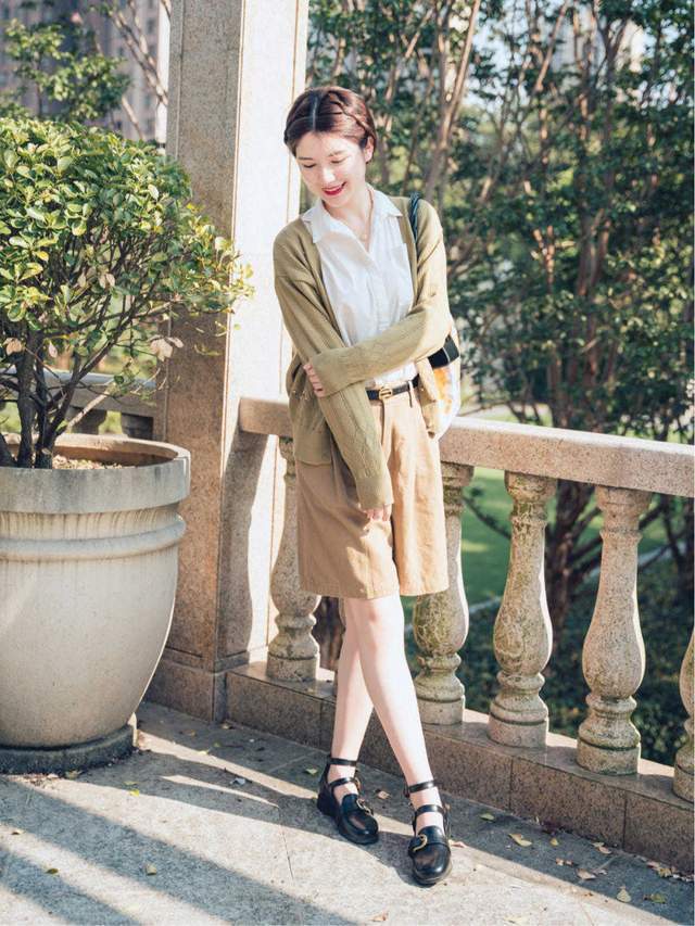 衬衫搭配|秋天的衬衫先别藏起来,搭配上牛仔裤可美了,比你想象中要好看