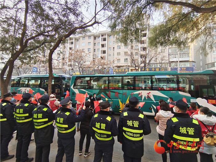 欢送|【甘快看·疫情防控现场报道】兰州市民热烈欢送驰援医护人员