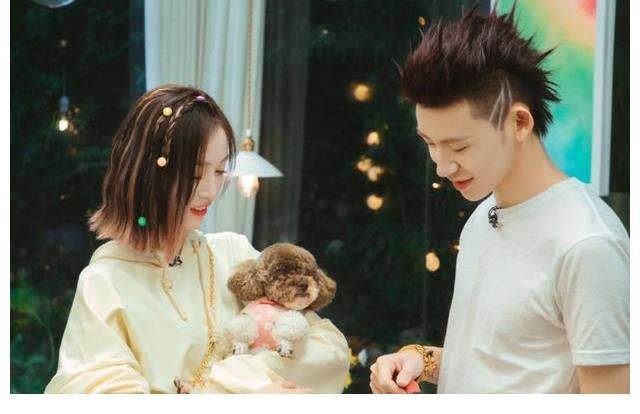 cp|許魏洲嘴巴粘了東西，喬欣下意識伸手去幫他擦，吳宣儀都看愣了