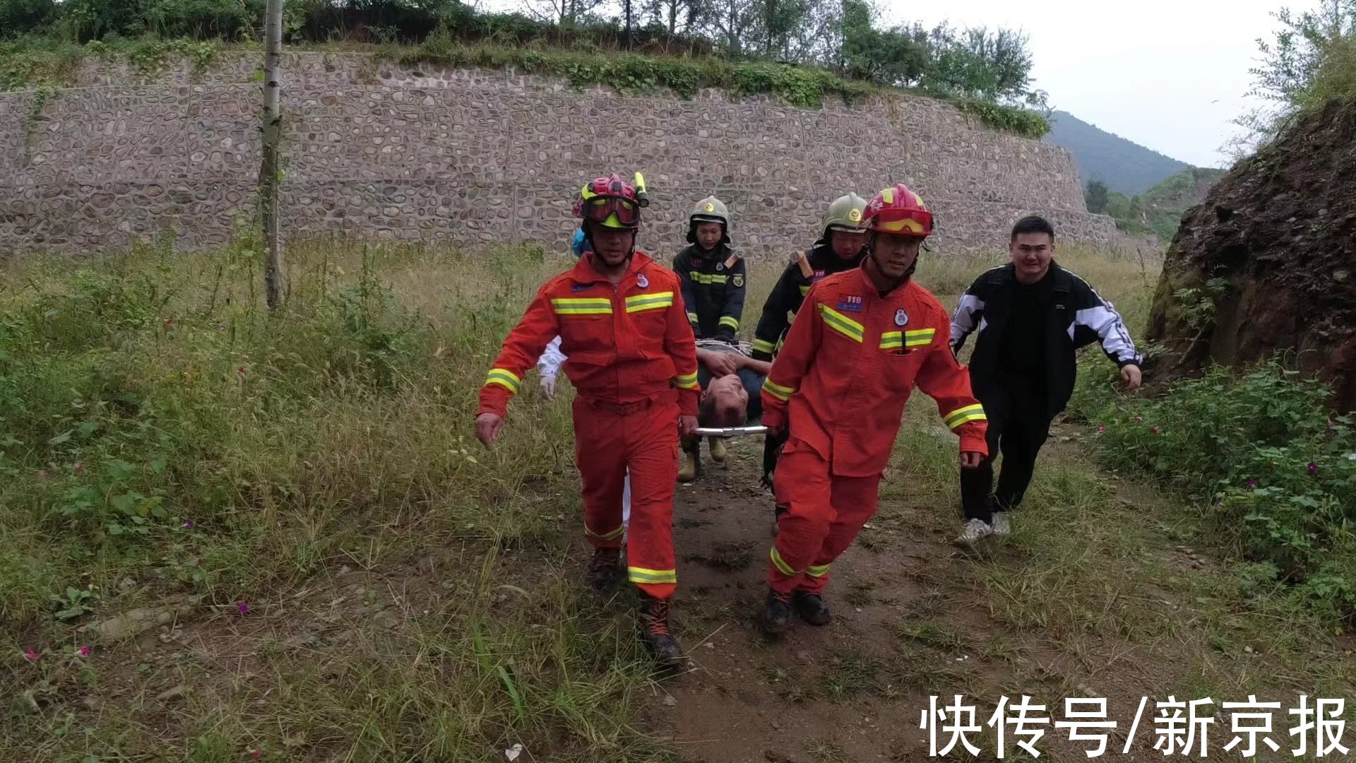 救援人员|平谷一村民雨天迷路坠崖被困一夜，消防员抬担架救援出山