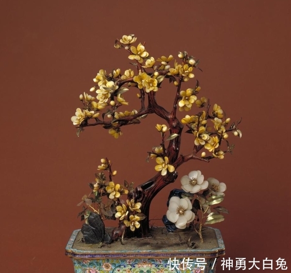 清宫里名贵的“永生花”:真金白银打造的玉石盆景