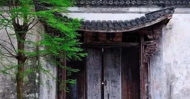 中国最牛的豪宅一幢房子一千根柱子晴不见日，雨不湿鞋