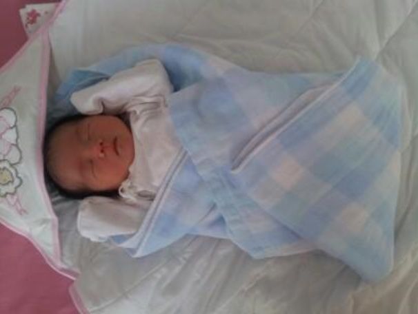 为什么宝宝睡觉都保持这个姿势？家长不要着急，这很正常