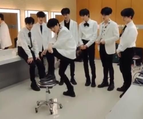 王牌：严浩羽用椅子拍大片，特意垫上卫生纸，下意识动作暴露素质