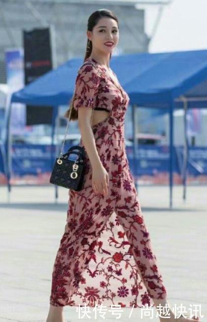 街拍黑色衣服小姐姐,冰肌雪肤,一双美腿光洁如玉