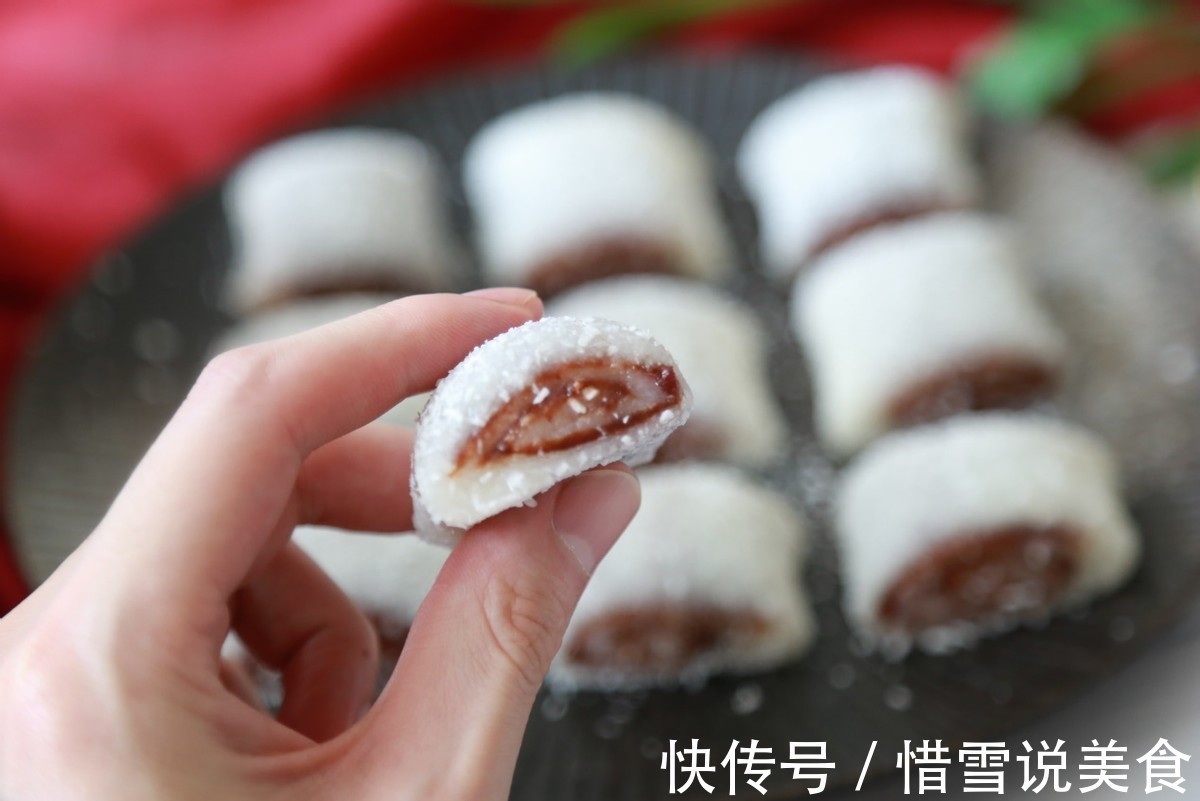 自制糯米豆沙卷,软糯的外皮,甜甜的馅料,真的是太好吃了