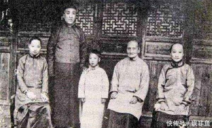 她是原配夫人,一生无爱无性还照顾小妾儿子,丈夫死后说了一句话