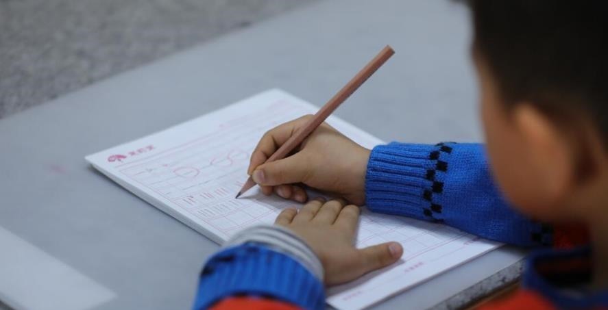 硬笔书法!孩子上四年级,练了四年硬笔书法,看到成品,妈妈:我先哭一会