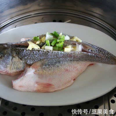 鲈鱼|#我为奥运出食力# 清蒸鲈鱼,鱼肉鲜美嫩滑的秘密