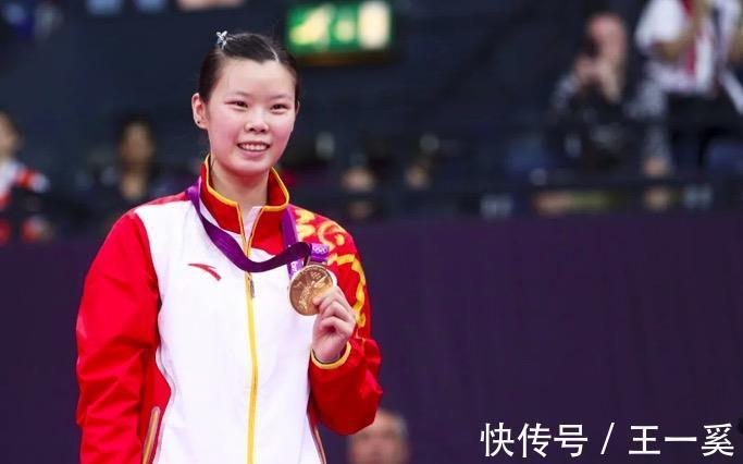 李雪芮|国羽奥运冠军首晒全家福!与老公一起亲吻爱子,小家伙表情呆萌