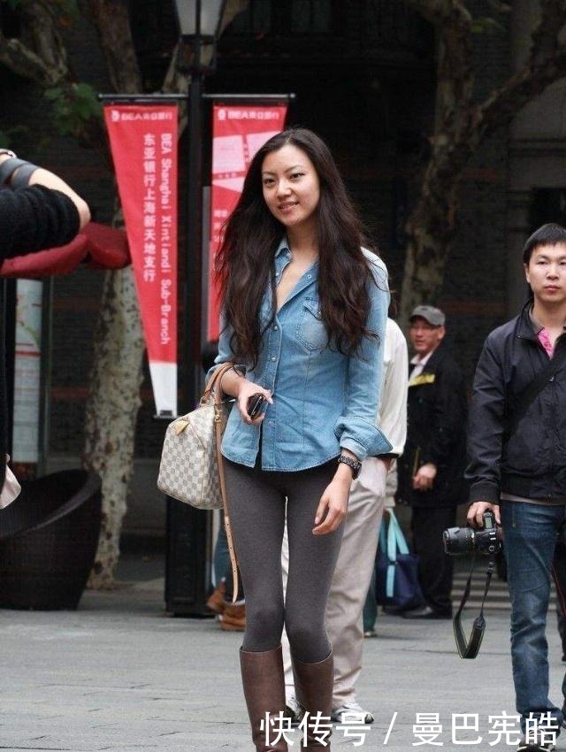 灰色|牛仔衬衫搭配灰色打底裤,青春靓丽,活泼可爱