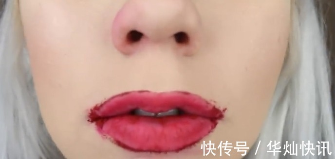 口红 国外美女挑战涂200层口红,用镊子撕掉的瞬间,强迫症表示很舒服