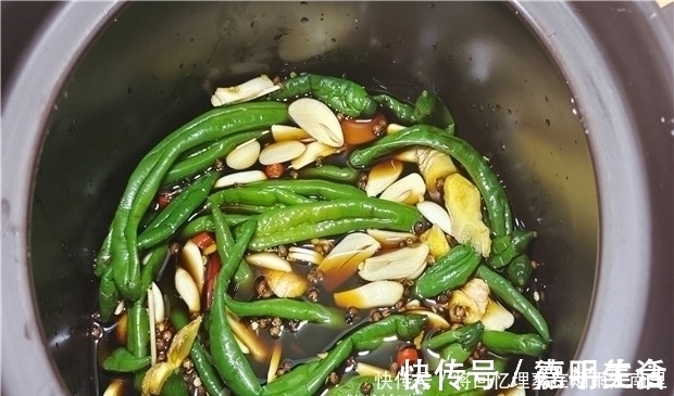 秘制|辣椒这样做太好吃了，一次秘制一罐，开胃又下饭，放一年不会坏！