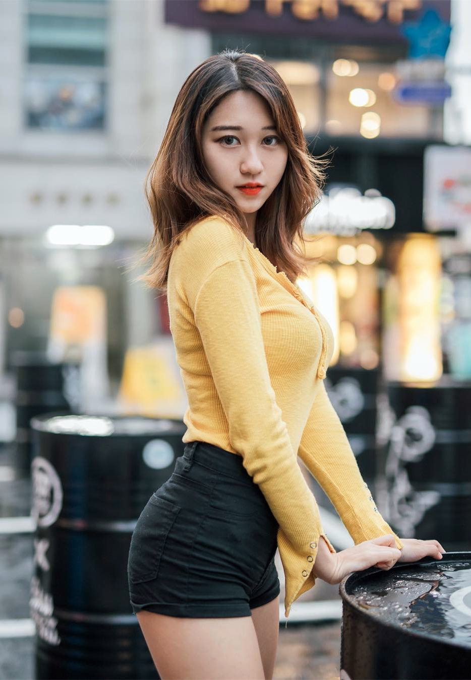 皮肤 淡黄色的上衣搭配黑色裤子显青春活力,皮肤白皙加长发美丽动人