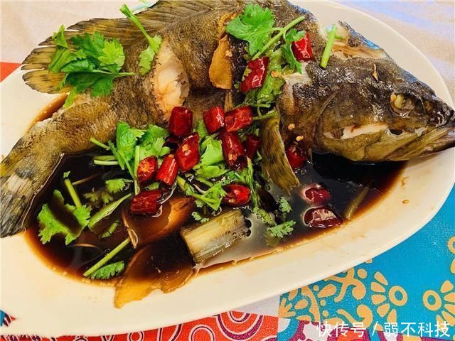 和媳妇自驾出去玩,当地朋友做一桌菜招待,上桌后让人直咽口水