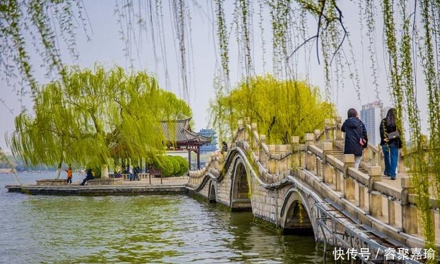 济南离不开泉水，清晨的曲水亭街才是它本来的样子，你去过了吗？