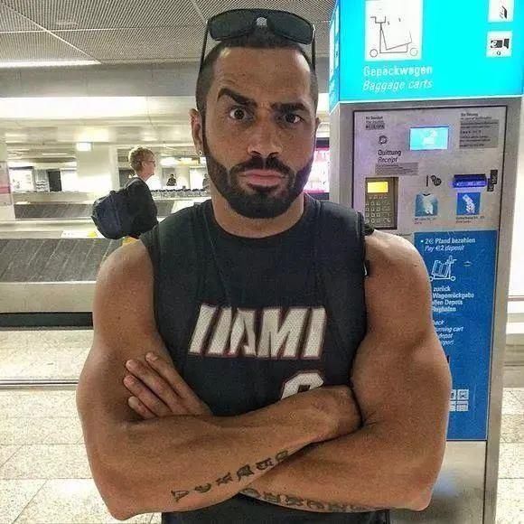 场面|当黄哲勋遇上E杯小姐姐，胸肌完全不输，场面一度十分尴尬