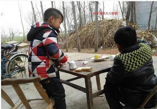 成熟|1岁萌娃“眼神”走红,姿态如40岁大叔,网友成熟与年龄无关