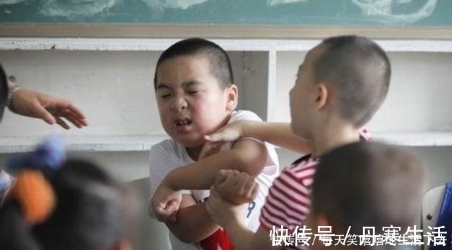 同学|孩子摔坏同学的进口玩具,家长要求巨额赔偿,奶奶:发票拿出来